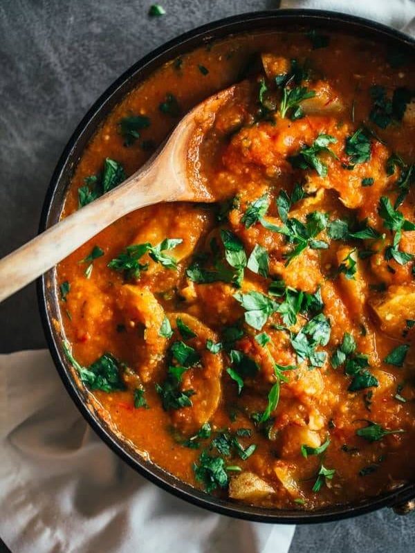 One Pot Spanish Chicken and Potatoes with a simple, fragrant tomato and garlic sauce. 360 calories.